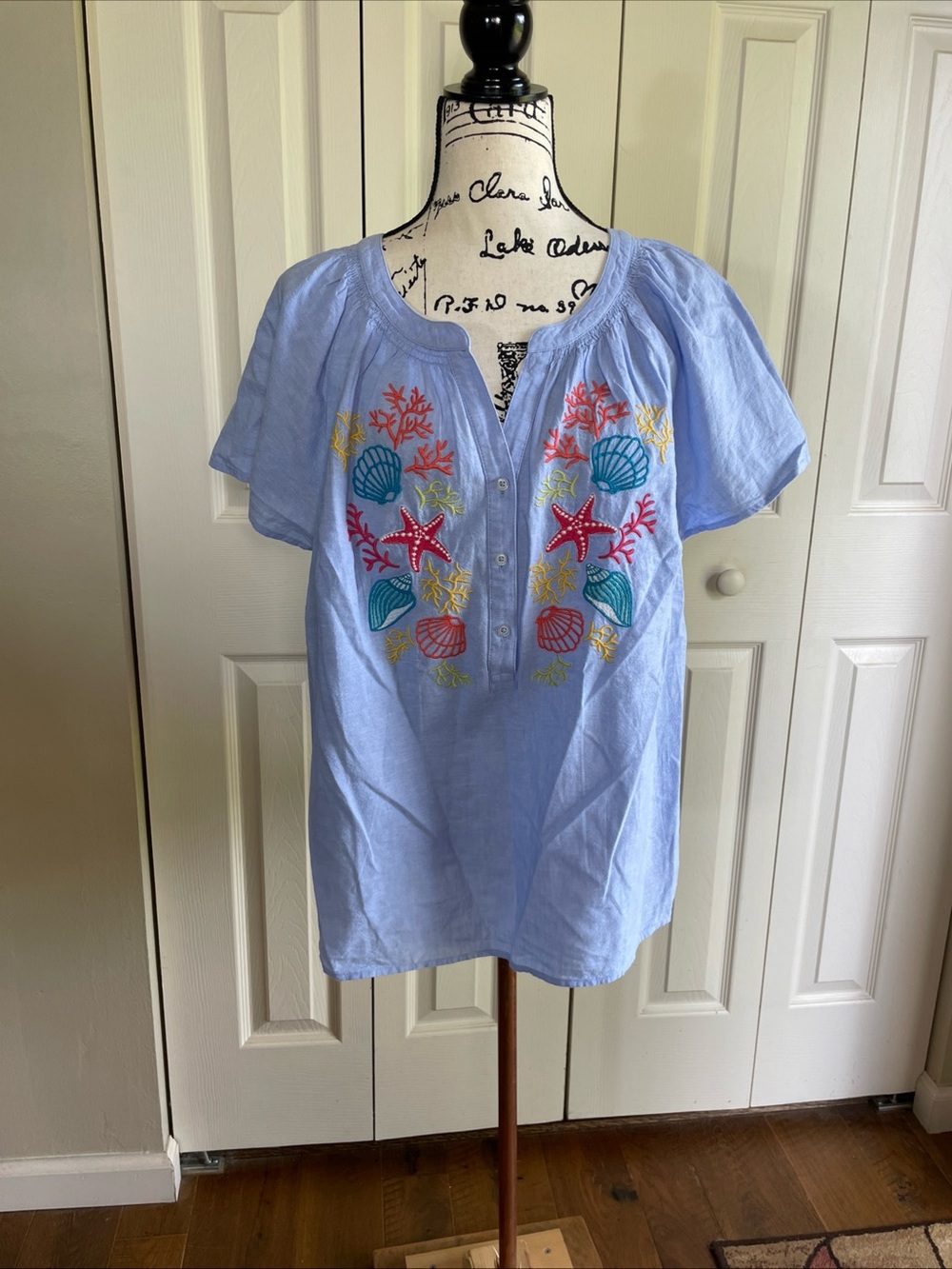 TALBOTS Size 1X EMBROIDERED SEASHELL COTTON LINEN PEASANT TOP BLUE NWT